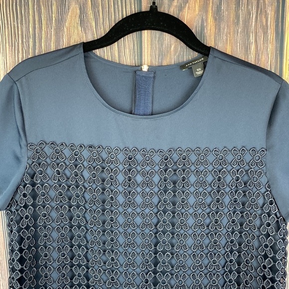 Ann Taylor Navy Blouse W/ Crochet Overlay & Gold Colored Zipper- Size XS - Picture 2 of 8